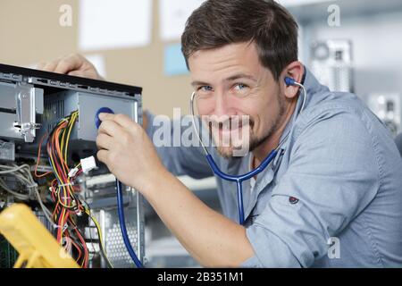 Computer Engineer, der an der Konsole defekt Stockfoto
