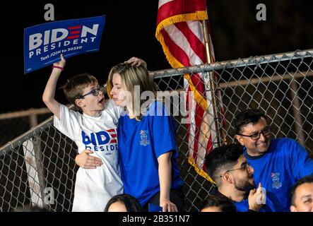 Los Angeles, Vereinigte Staaten. März 2020. Anhänger des demokratischen Präsidentschaftskandidaten Joe Biden nehmen an einer Super-Dienstag-Wahlkampfveranstaltung in Los Angeles Teil. Credit: Sopa Images Limited/Alamy Live News Stockfoto