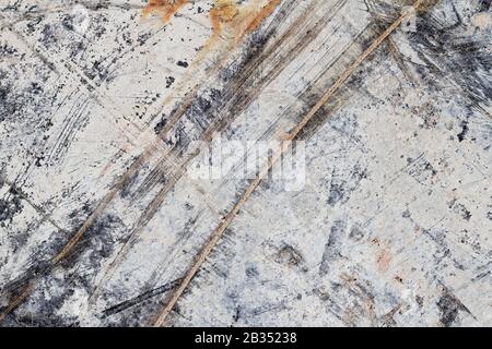 Abstrakte Textur auf Verkratztem Chip Board I: Grunge mineralische Textur auf schwarz verkratztem Spanplatten Stockfoto