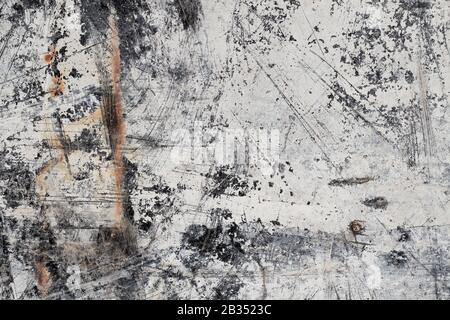 Grunge White Abstract Mineral Texture II: Grunge zerkratzte Textur mit weißem und braunem Mineralmaterial auf dunklem Hintergrund Stockfoto