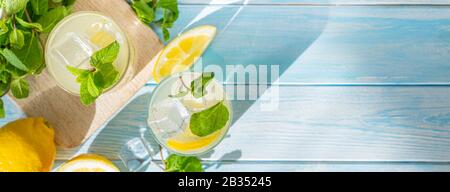 Limonade und Zutaten auf blauem Holzhintergrund Stockfoto