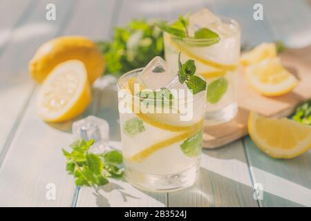 Limonade und Zutaten auf blauem Holzhintergrund Stockfoto