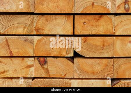 Bauholz Hintergrund: Schneiden Von Gehacktem Pine Thick Boards Stockfoto