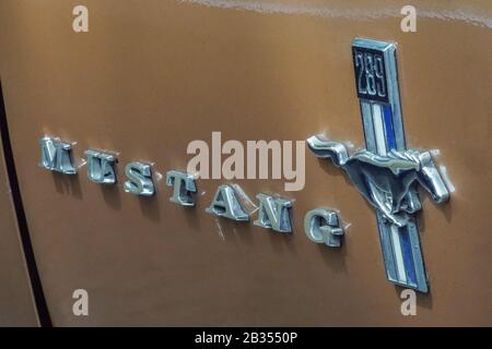 Welfenallee, Berlin, Deutschland - 16. juni 2018: Logo Wildpferd auf einem alten Mustang Oldtimer Auto Stockfoto