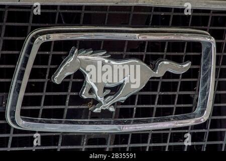 Welfenallee, Berlin, Deutschland - 16. juni 2018: Logo Wildpferd auf einem alten Mustang Oldtimer Auto Stockfoto