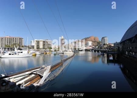 Marina, Boote, Castle Hill und Stadtsilhouette von Townsville, Queensland, Australien Stockfoto