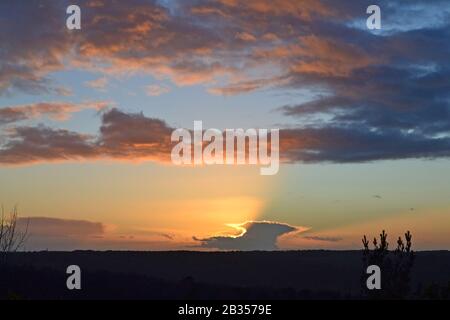 Sonnenuntergang und Amboss Wolke aus Gills Runde, Ashdown Forest, Anfang März Stockfoto