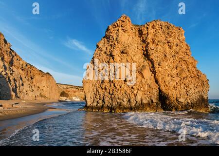 Strand von Fyriplaka bei Sonnenuntergang, Insel Milos, Kykladen, Griechenland Stockfoto