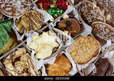 Süß Sortierte Weihnachts-Goodies: Auswahl von Weihnachts-Plätzchen mit einigen Weihnachts-Verzierungen sortiert in einem abgeteilten Kasten Closeup Stockfoto