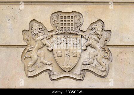 London, England, Großbritannien. Wappen des Metropolitan Borough of Westminster, an der Wand einer öffentlichen toilette in Der Fleet Street Stockfoto