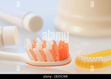Mundhygiene: Verschiedene Mundhygiene im Bad Stockfoto