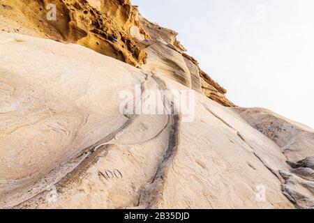 Wind und Wasser erodierten vulkanische Felsformationen in Montana Amarilla, Gelber Berg, an der Küste an der Costa del Silencio, auf Tenera, auf den Kanarischen Inseln, in Spa Stockfoto