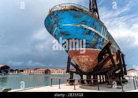 Das Wrack eines Bootes auf der 58. Biennale in Venedig, Arsenale, Italien 2019. Hunderte von Migranten starben, als sie 2015 vor der Küste Libyens kenterte und sank. Von Künstler Christoph Büchel, der das Projekt mit dem Titel "Barca Nostra" ("Unser Boot") meisterhaft gemacht hat Stockfoto