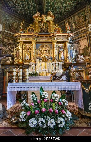 Hauptaltar aus dem 17. Jahrhundert in der Kirche Sankt Michael der Erzengel, UNESCO-Weltkulturerbe, in Binarowa, Malopolska, Polen Stockfoto