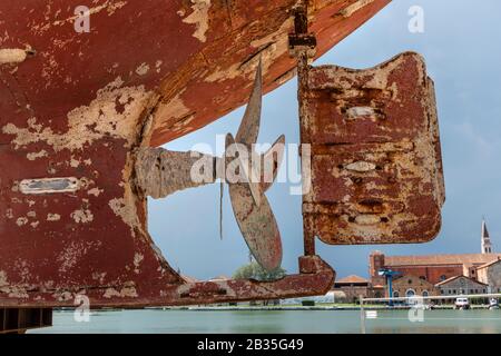 Das Wrack eines Bootes auf der 58. Biennale in Venedig, Arsenale, Italien 2019. Hunderte von Migranten starben, als sie 2015 vor der Küste Libyens kenterte und sank. Von Künstler Christoph Büchel, der das Projekt mit dem Titel "Barca Nostra" ("Unser Boot") meisterhaft gemacht hat Stockfoto