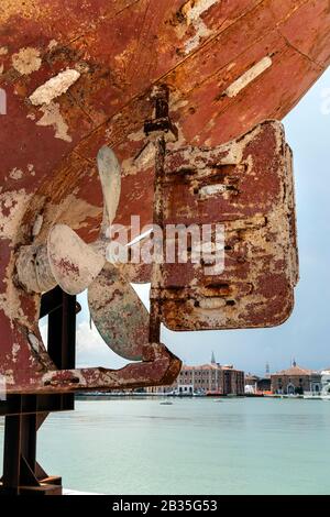 Das Wrack eines Bootes auf der 58. Biennale in Venedig, Arsenale, Italien 2019. Hunderte von Migranten starben, als sie 2015 vor der Küste Libyens kenterte und sank. Von Künstler Christoph Büchel, der das Projekt mit dem Titel "Barca Nostra" ("Unser Boot") meisterhaft gemacht hat Stockfoto