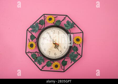 Nahaufnahme der Uhr auf pinkfarbenem Hintergrund, Zeitkonzept mit Kopierbereich Stockfoto