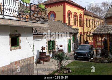 Serbien, Sremski Karlovci, 25. Februar 2020: Blick auf den Hinterhof des Haushalts mit der Karlovac-Oberschule (Karlovačka gimnazija) im Hintergrund Stockfoto