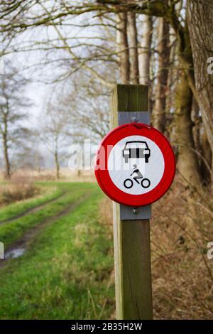 Naturschutz: Fahrzeugen und Motorrädern ist ein Weg durch eine ländliche Landschaft verboten Stockfoto