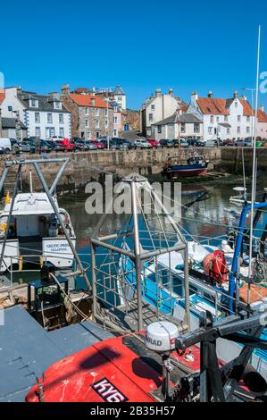 Fischerboote im malerischen Hafen von Pittenweem im Osten Neuk von Fife, Schottland. Stockfoto