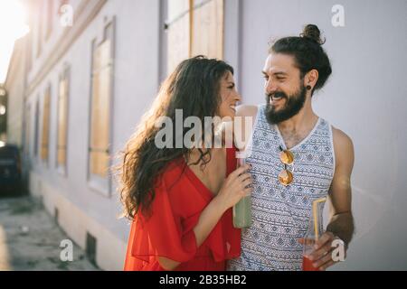 Paare Glück Spaß Konzept. Fröhliches junges Paar, das sich am Tag zum Lachen bereit macht. Stockfoto