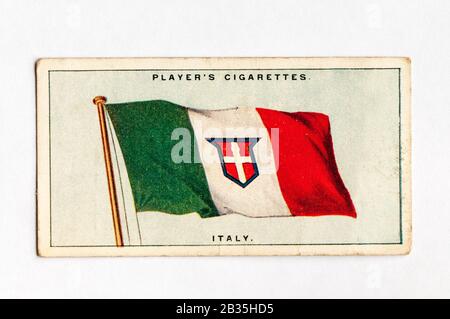 Die Zigarettenkarte des Spielers in Flags der Serie League of Nations zeigt die Flagge Italiens. Ausgabe Von 1928. Stockfoto