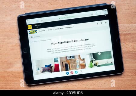 Die Website von Homebase Möbel Verkäufer & DIY-Shop auf einem iPad Tablet-Computer vor einem Kiefer Arbeitsplatte Hintergrund angezeigt. Stockfoto