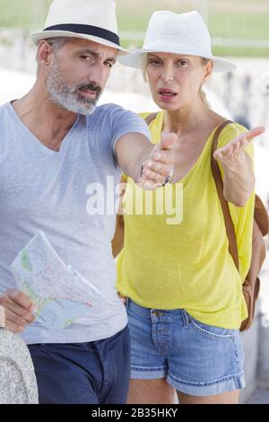 Älteres Touristenpaar hat Streit über Wegbeschreibungen Stockfoto