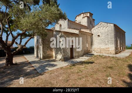 Kirche Santa Maria di Portonovo im Regionalpark Conero in der Nähe von Ancona, Italien Stockfoto