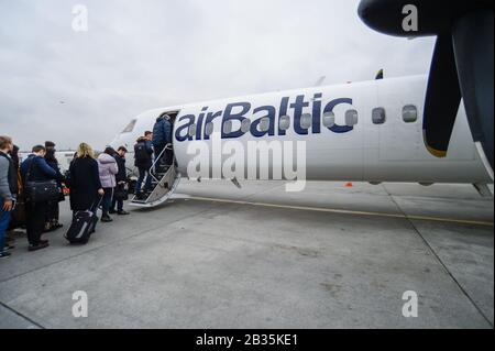 März 2020, Warschau, Polen: Passagiere steigen an Bord eines luftbaltischen Bombardier Q400 Next Gen-Flugzeugs auf dem Warschauer Chopin-Flughafen. (Bild: © Omar Marques/SOPA Bilder über ZUMA Draht) Stockfoto