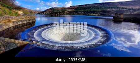 Ladybower Reservoir, Plügholüberlauf, Bellmouth-Abfluss, überlaufen, oberer derwent Valley Peak District, Derbyshire, England, Großbritannien Stockfoto