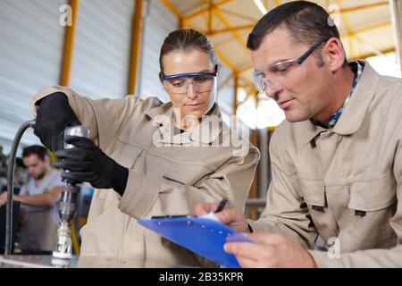 Ingenieurfabrik mit Mitarbeitern im Hintergrund Stockfoto