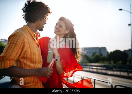 Happy Tourist paar in Liebe Reisen und kleben Stockfoto