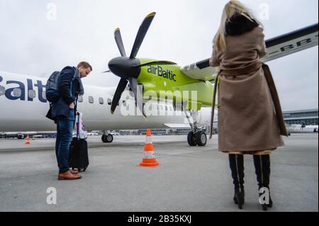 4. März 2020, Warschau, Polen: Passagiere warten auf die Einsteigen eines luftbaltischen Bombardier Q400 Next Gen-Flugzeugs am Warschauer Chopin-Flughafen. (Bild: © Omar Marques/SOPA Bilder über ZUMA Draht) Stockfoto