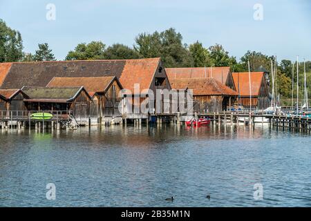 Bootshäuser am Ammersee, Utting am Ammersee, Oberbayern, Bayern, Deutschland, Bootshäuser am Ammersee-Ufer, Utting am Ammersee, Bayern, Ge Stockfoto