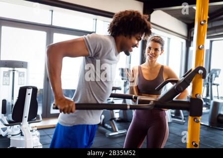 Fitness, Sport, Training und Lebensstil anhand von quantitativen Simulatio jungen Mann heraus in der Turnhalle arbeiten Stockfoto