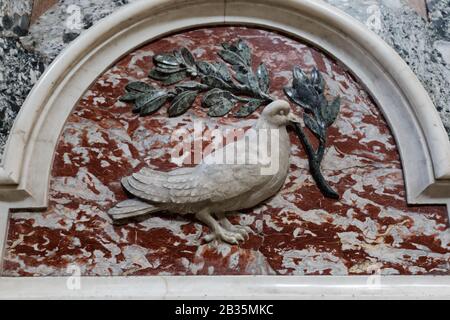 Taube des Friedens, die weiße Taube hält Olivenzweig Relief von einer Wand der St. Peter's Basilica in Vatikanstadt Stockfoto