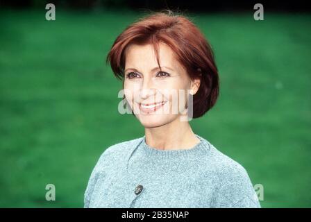 Deutsche Schauspielerin und Regiseurin SUSANNE Uhlen spielt in ROSAMUNDE PILCHER: Blüte des LEBES die weiliche Haupttrolle, Deutschland 1999. Die weibliche Hauptrolle in ROSAMUNDE PILCHER spielt die deutsche Schauspielerin und REGISSEURIN SUSANNE Uhlen: Blüte des LEBES, Deutschland 1999. Stockfoto