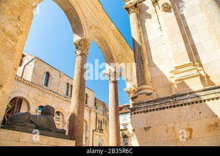 Kroatien, Stadt Split, Peristyle im Diokletian-Palast in der Altstadt, Statuen von Sphinx und Bögen aus der alten Römerzeit Stockfoto