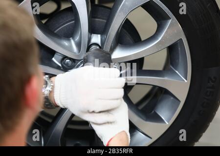 Professioneller Fachmann in der Werkstatt Stockfoto
