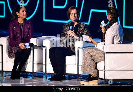 Sophie Gregoire Trudeau, Julia Gillard und Leona Lewis (links-rechts) auf der Bühne beim WE Day UK Charity Event und Konzert in Der SSE Arena, Arena Square, London. Stockfoto