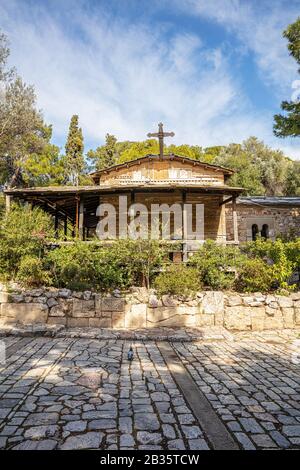 Athen, Griechenland. Kirche von Agios Dimitrios Loumbardiaris oder Saint Demetrius der Bombardier auf dem Hügel von Philopappos, blauer Himmelshintergrund. Stockfoto