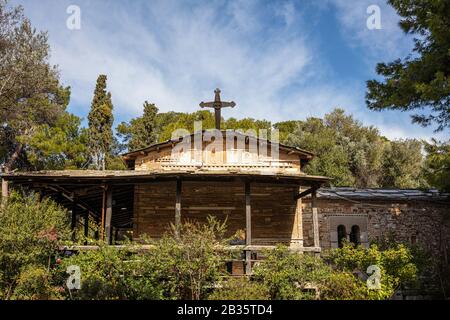 Athen, Griechenland. Kirche von Agios Dimitrios Loumbardiaris oder Saint Demetrius der Bombardier auf dem Hügel von Philopappos, blauer Himmelshintergrund. Stockfoto