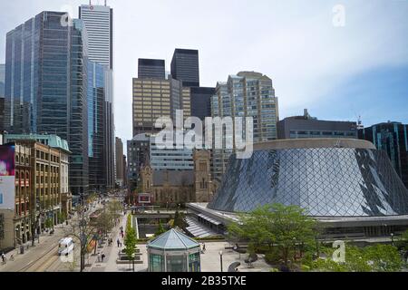 Roy Thomson Hall mit Blick nach Westen auf King Street, Toronto Stockfoto