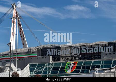 Turin, ITALIEN - 04. März 2020: Allgemeiner Blick auf das geschlossene Allianz-Stadion (auch bekannt als Juventus-Stadion). Das für Mittwoch, den 4. März angesetzte Halbfinal-Fußballspiel des italienischen Pokals zwischen Juventus und dem AC Mailand wurde im Rahmen von Maßnahmen, die die Ausbreitung des Coronavirus COVID-19-Virus-Ausbruchs in Italien stoppen sollen, auf unbestimmte Zeit verschoben. Medien sagen, dass die italienische Regierung Maßnahmen zur Aufhebung aller Sportveranstaltungen für 30 Tage durchführen wird, obwohl Fußballspiele möglicherweise noch hinter verschlossenen Türen stattfinden dürfen. (Foto von Nicolò Campo/Sipa USA) Stockfoto