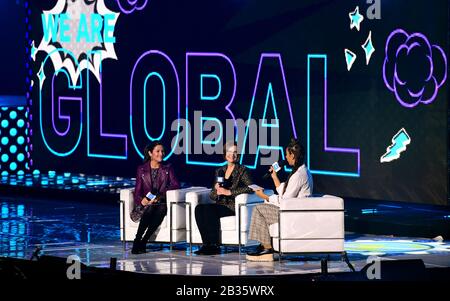 Sophie Gregoire Trudeau, Julia Gillard und Leona Lewis (links-rechts) auf der Bühne beim WE Day UK Charity Event und Konzert in Der SSE Arena, Arena Square, London. Stockfoto