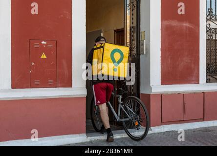 Glovo Lieferer in Malaga Stockfoto