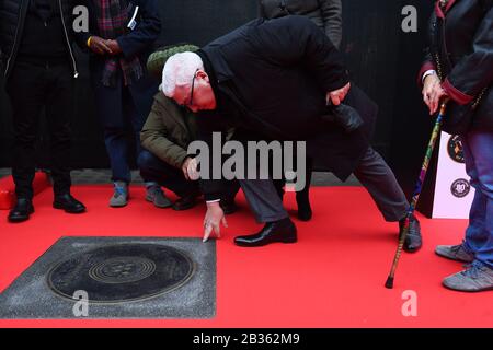 Amy Winehouse's Vater Mitch Winehouse während der Enthüllung eines Steins, um den Sänger auf dem Music Walk of Fame in Camden, London, zu ehren. Stockfoto