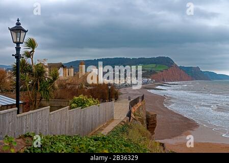 Meer, Strand und Küste von Sidmouth, einer kleinen beliebten Küstenstadt an der Südküste von Devon im Südwesten Englands Stockfoto