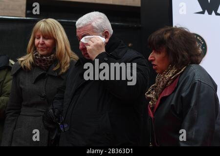 Amy Winehouse's Vater Mitch Winehouse (Center) mit Frau Jane und Mutter Janis (rechts) während der Enthüllung eines Steins, um den Sänger auf dem Music Walk of Fame in Camden, London, zu ehren. Stockfoto